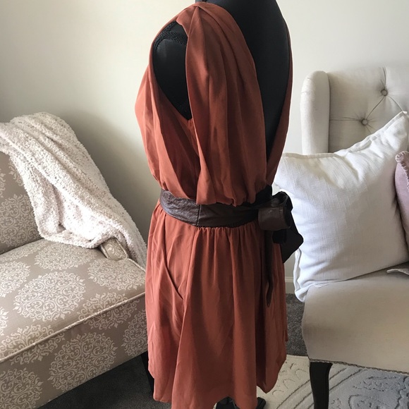 Tie back v neck dress - Picture 6 of 8